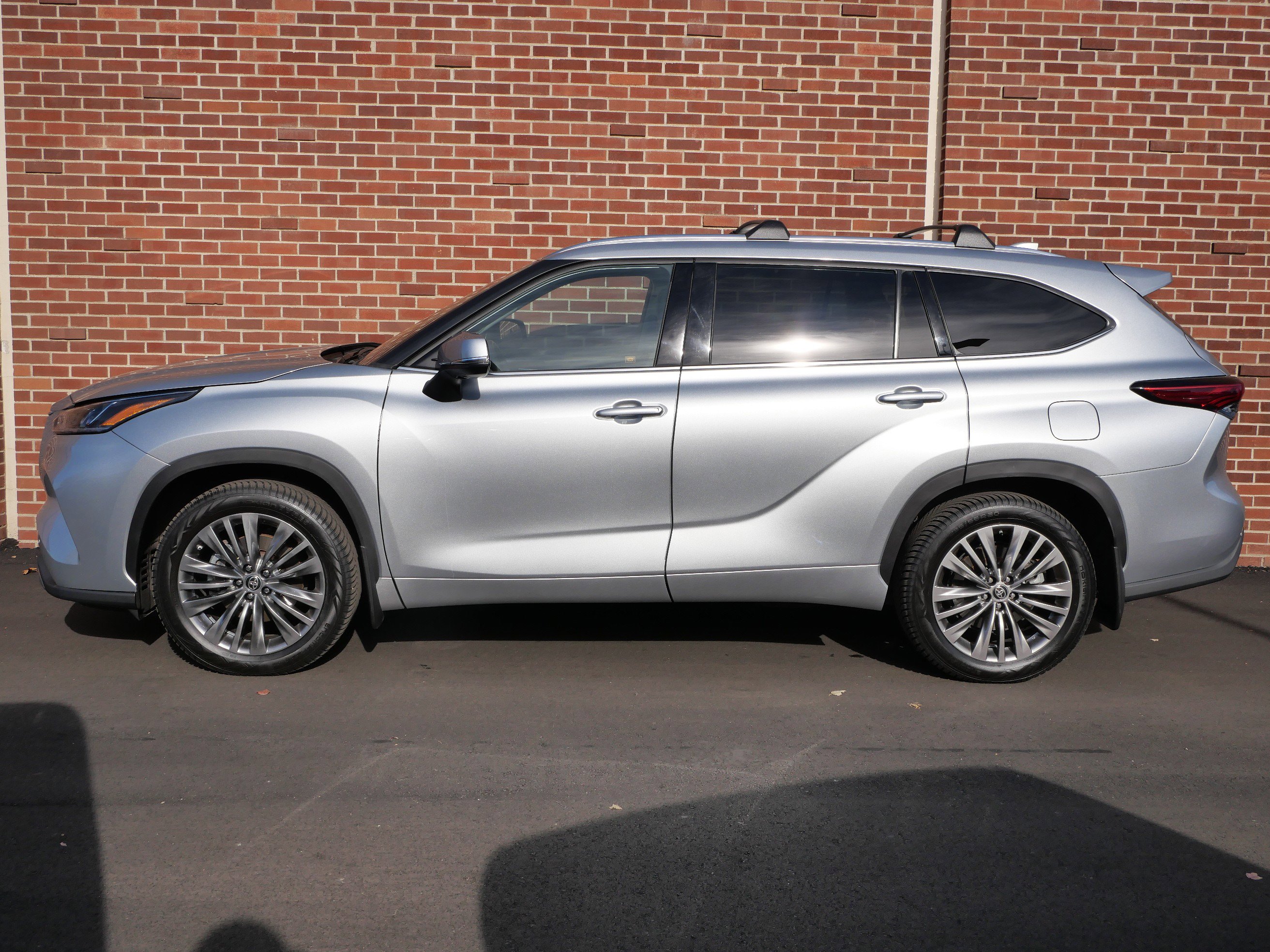 Used 2020 Toyota Highlander Platinum image 2