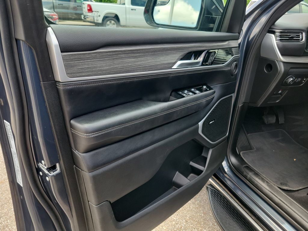 Used 2024 Jeep Wagoneer Series III AWD/4WD image 21