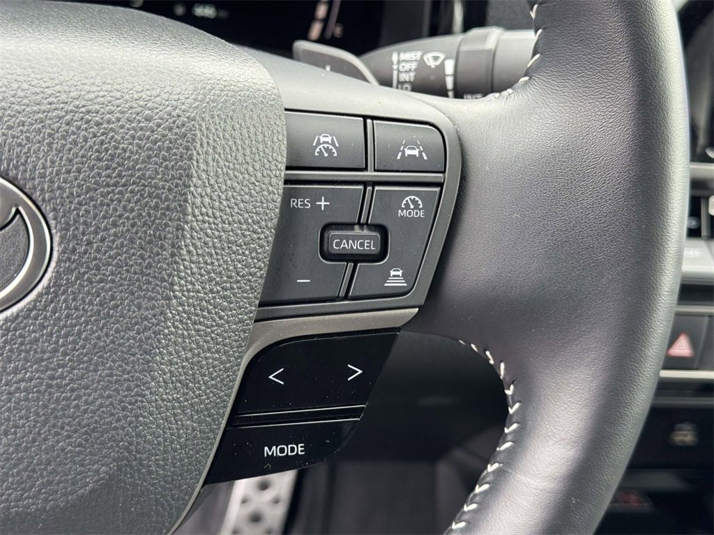 Used 2025 Toyota Camry SE image 12