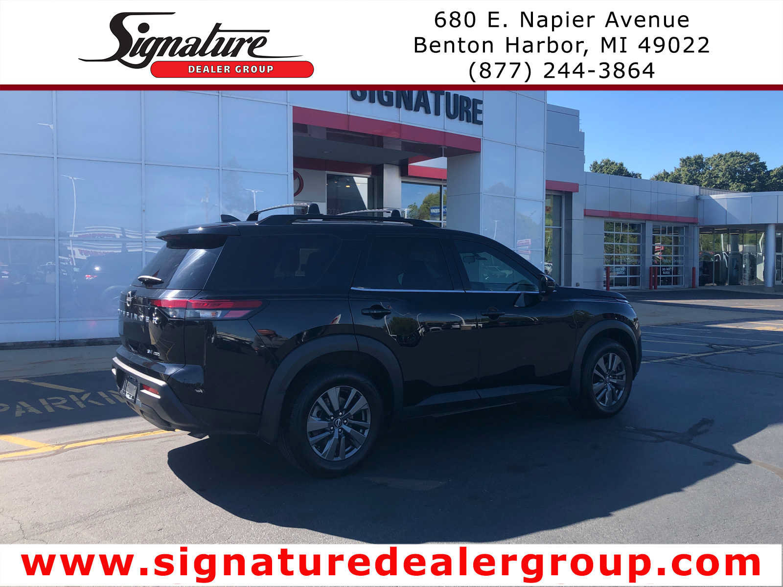 Used 2022 Nissan Pathfinder SV AWD/4WD image 1
