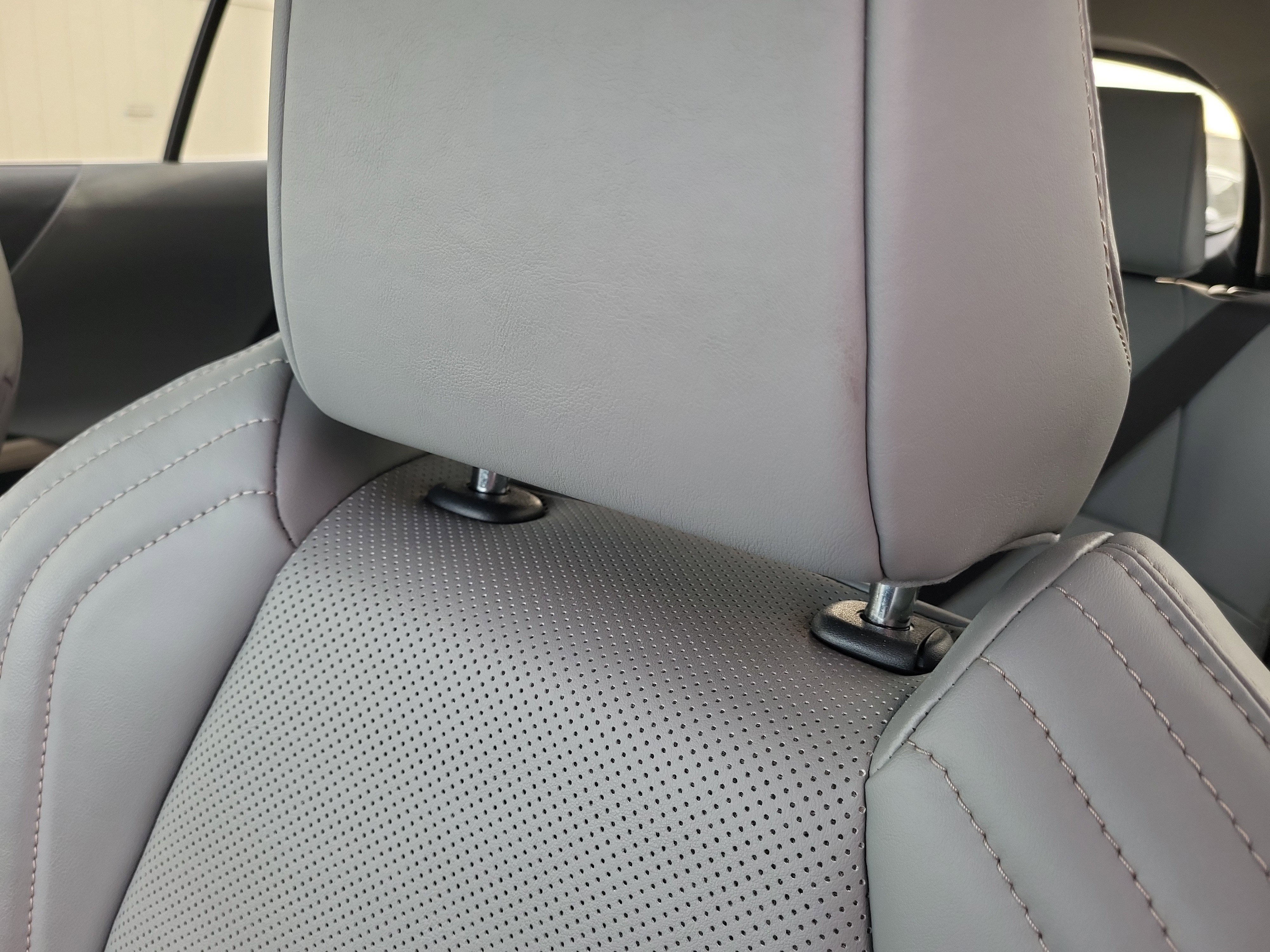 Used 2022 Toyota Venza Limited image 15