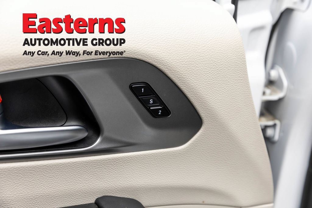 Used 2023 Chrysler Pacifica Touring-L FWD image 21