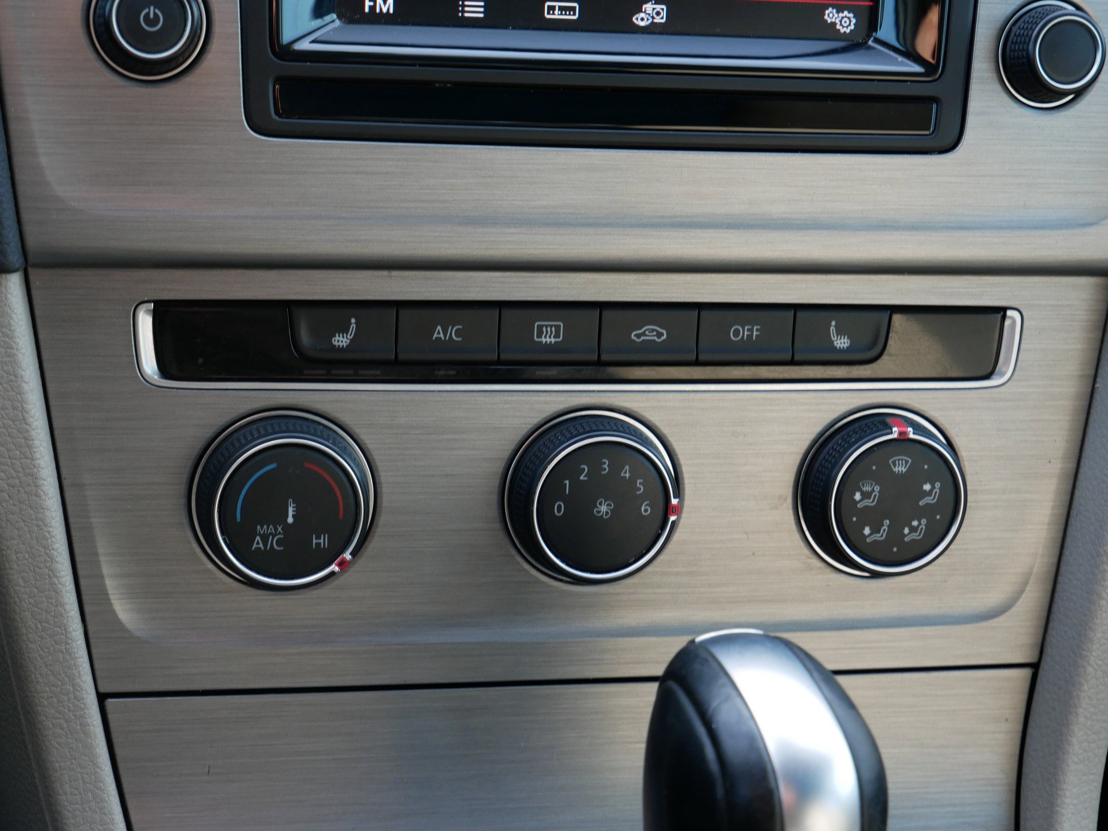 Used 2015 Volkswagen Golf SE image 23