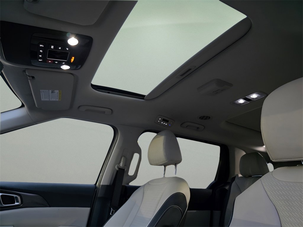 Used 2025 Kia Carnival SX Prestige image 22