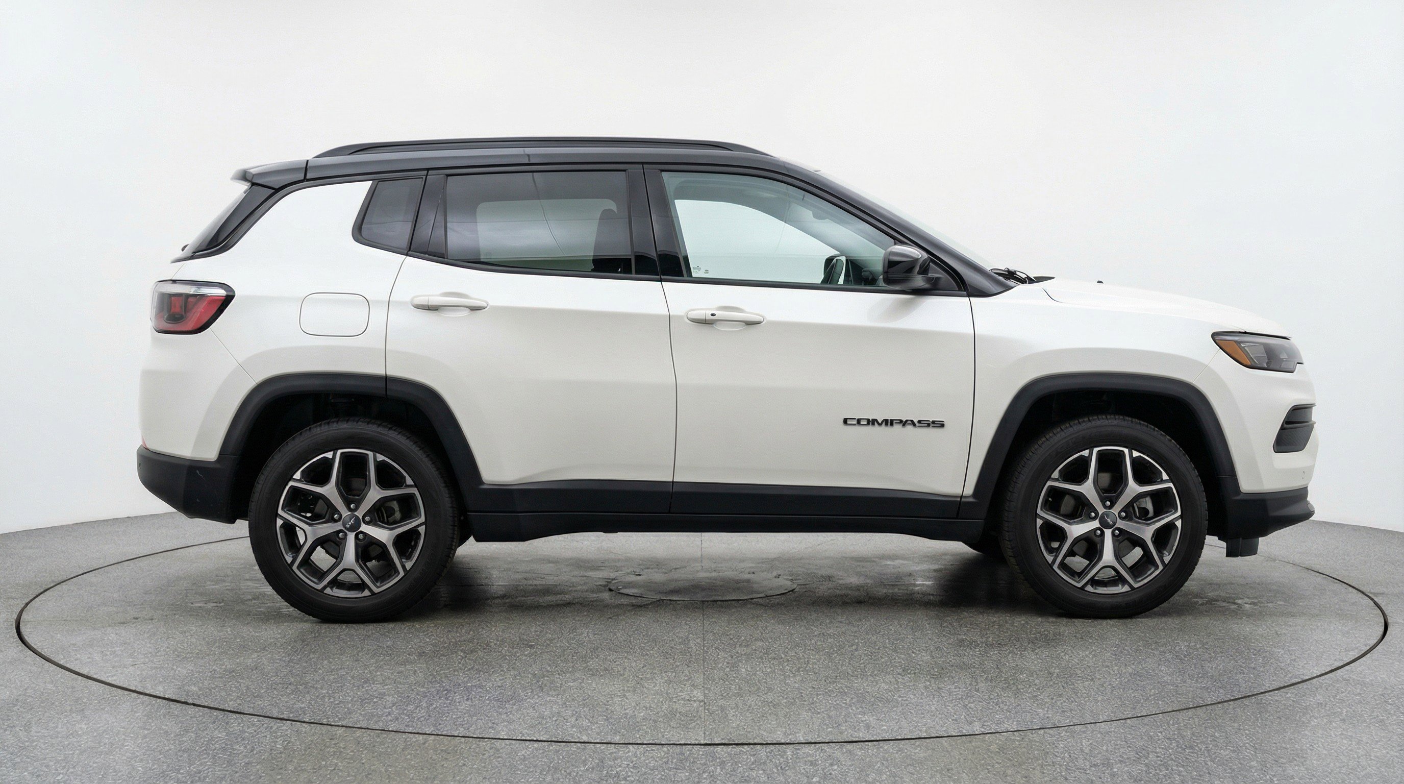 Used 2025 Jeep Compass Limited image 11