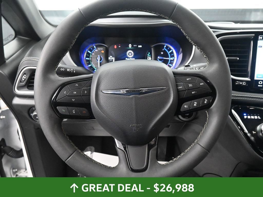 Used 2024 Chrysler Pacifica Select image 33
