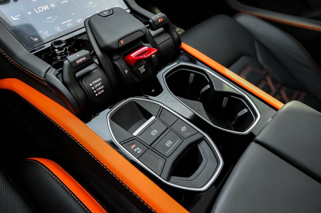 Used 2025 Lamborghini Urus SE AWD/4WD image 24