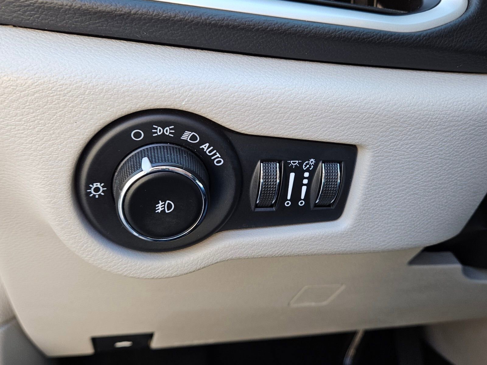Used 2023 Chrysler Pacifica Touring-L image 29