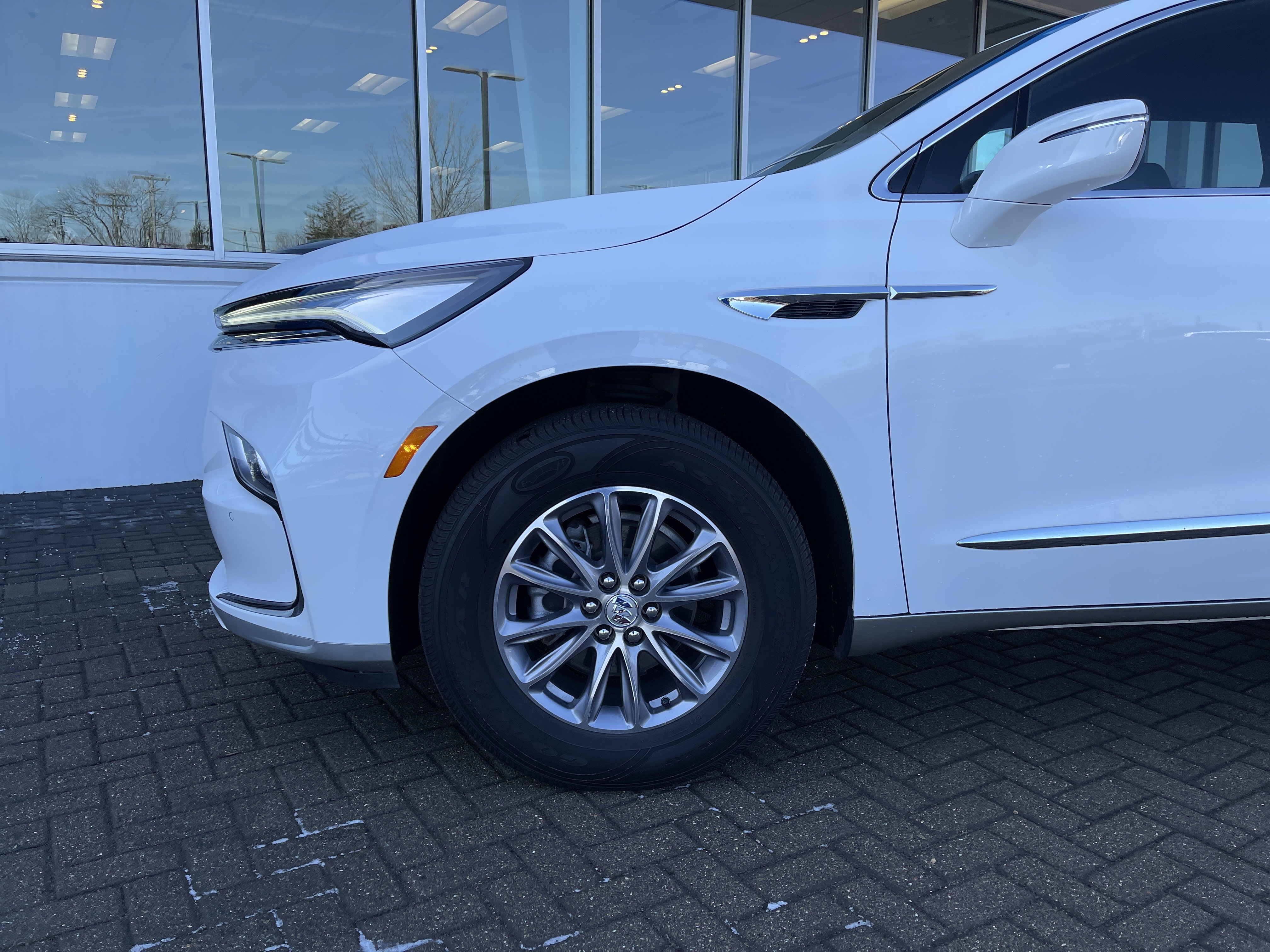 Used 2023 Buick Enclave Essence image 10