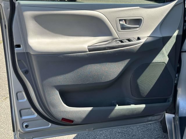 Used 2015 Toyota Sienna LE FWD image 13