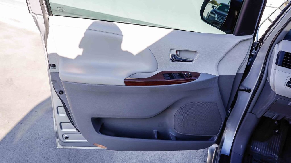 Used 2014 Toyota Sienna L image 23