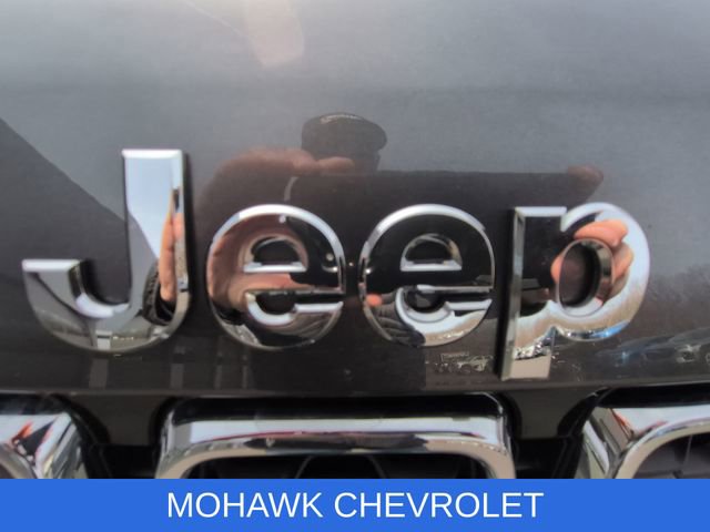 Used 2021 Jeep Grand Cherokee Laredo AWD/4WD image 31