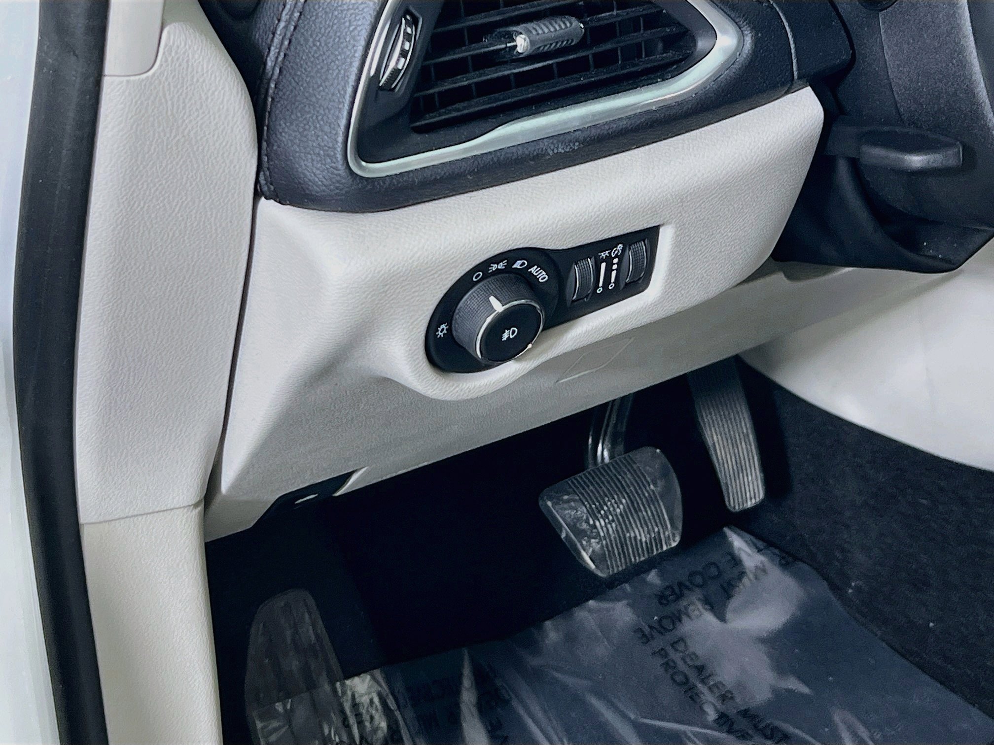 Used 2017 Chrysler Pacifica Limited w/ UConnect Theater Package FWD image 10