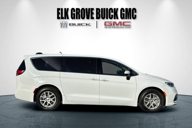 Used 2023 Chrysler Pacifica Touring-L image 3