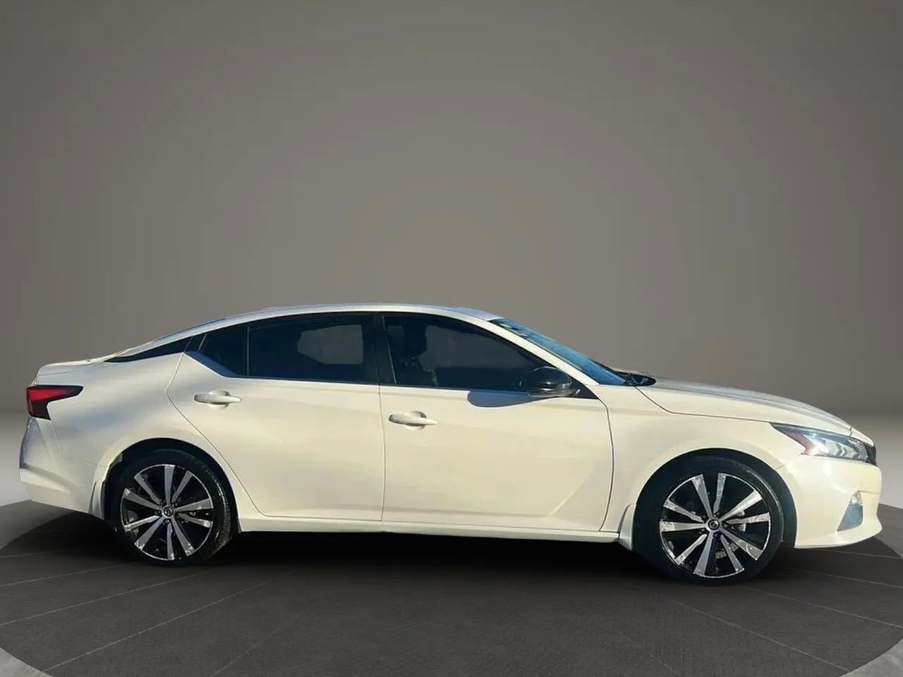 Used 2020 Nissan Altima 2.5 SR w/ Premium Package image 4