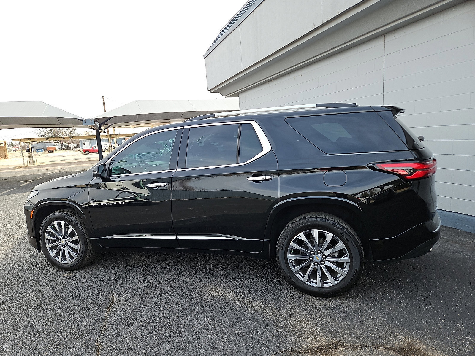 Used 2023 Chevrolet Traverse Premier image 2