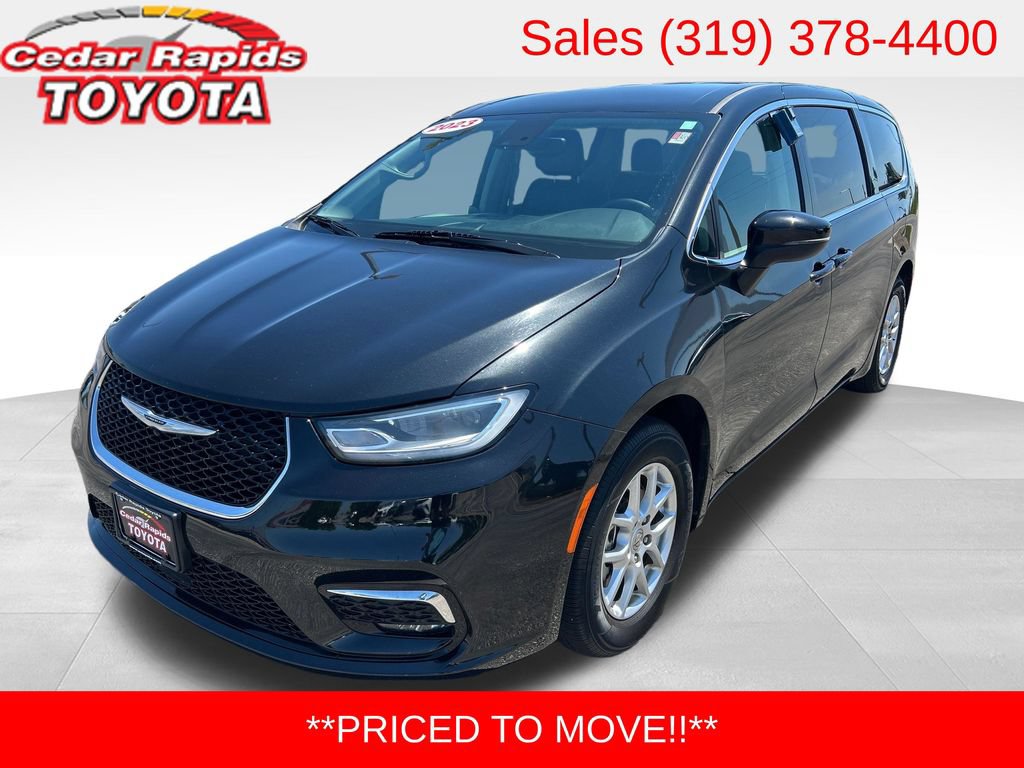 Used 2023 Chrysler Pacifica Touring-L FWD image 1
