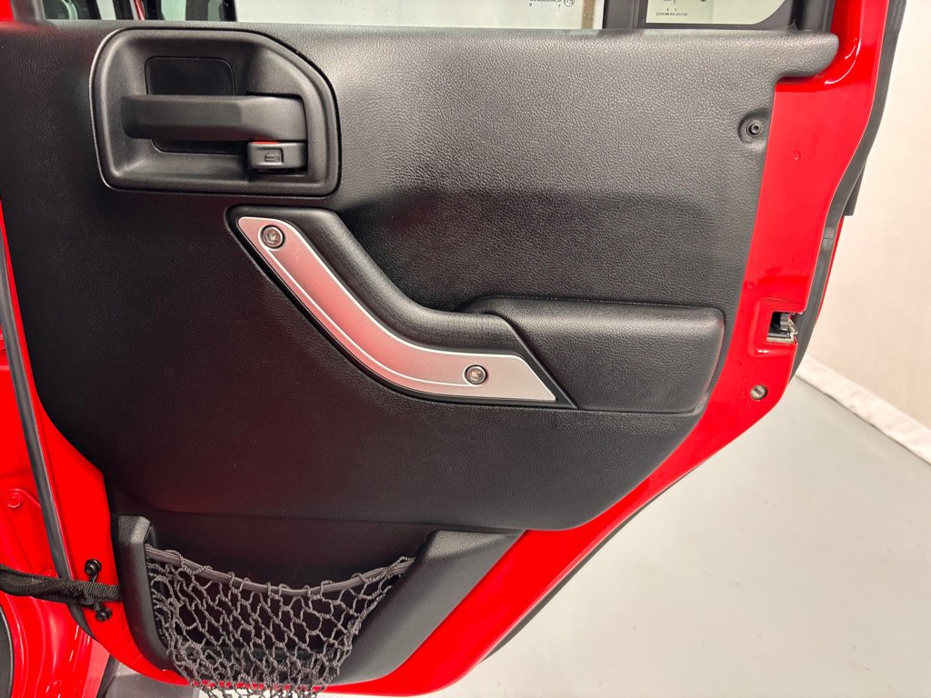 Used 2016 Jeep Wrangler Unlimited Sahara w/ Connectivity Group image 27