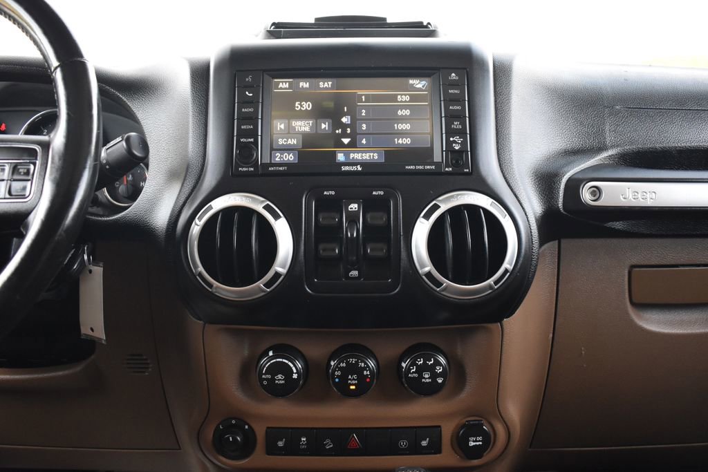 Used 2015 Jeep Wrangler Unlimited Sahara w/ Connectivity Group image 17