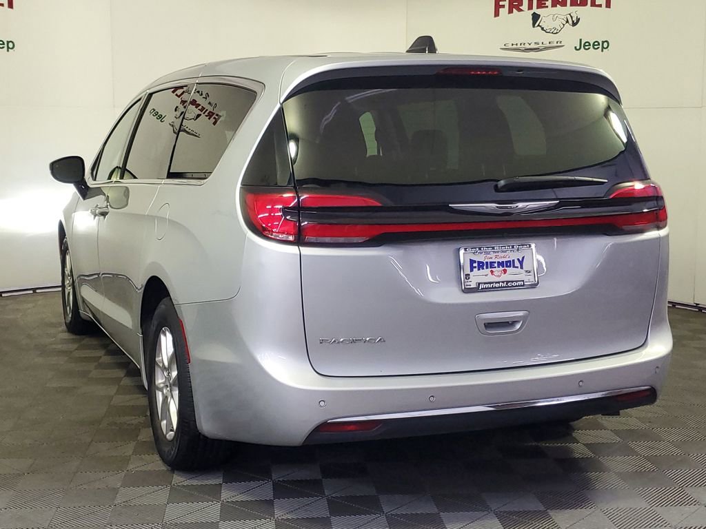 Used 2024 Chrysler Pacifica Touring-L image 4