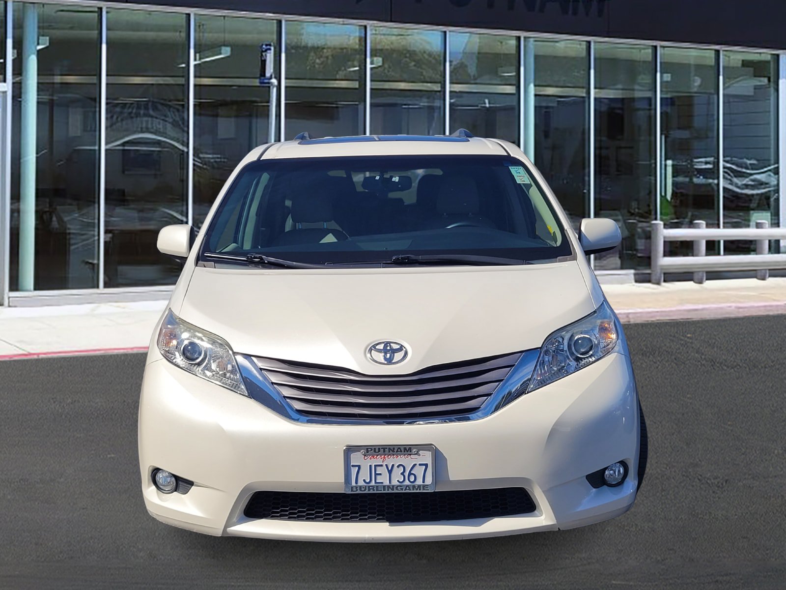 Used 2015 Toyota Sienna XLE w/ XLE Navigation Package FWD image 2