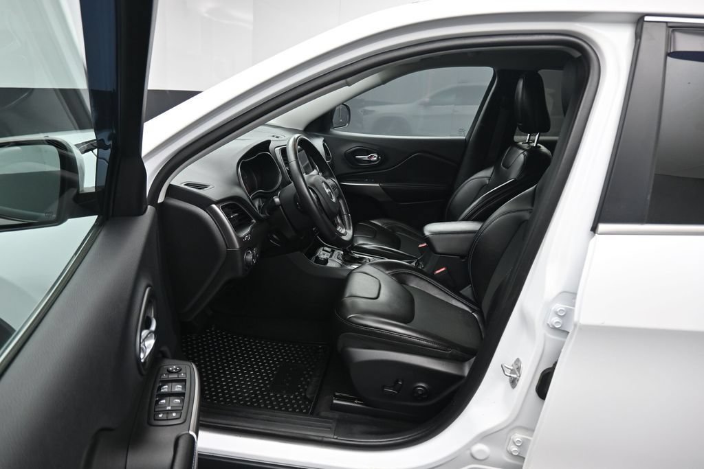 Used 2019 Jeep Cherokee Latitude Plus w/ Cold Weather Group AWD/4WD image 11
