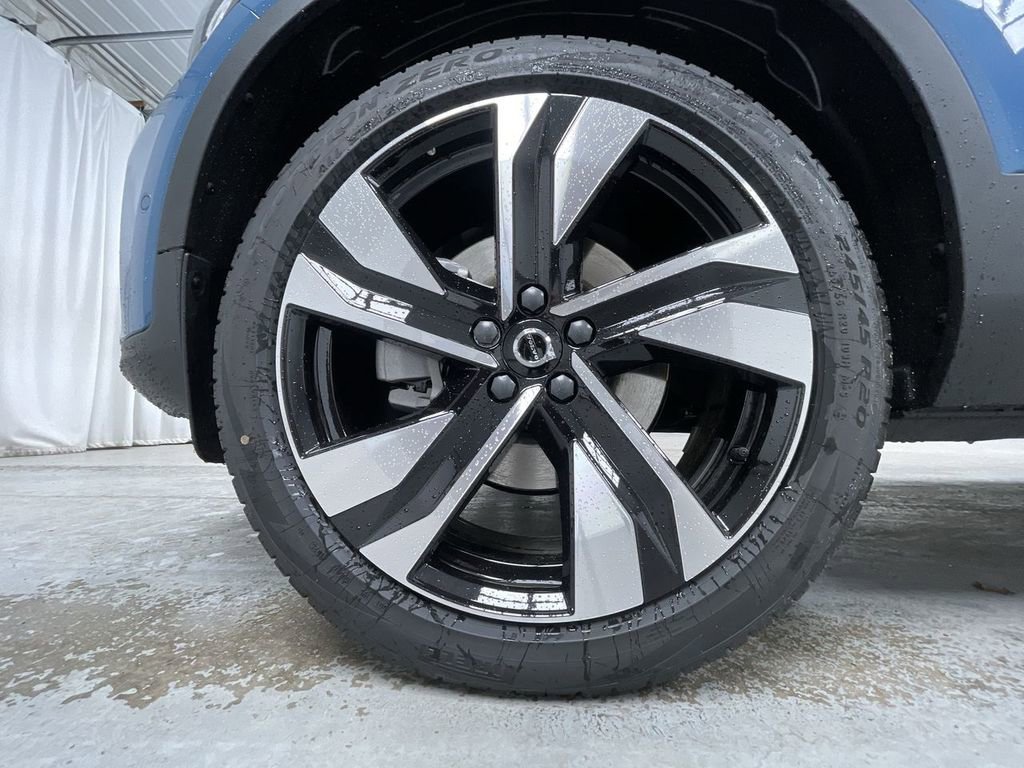 New 2025 Volvo XC40 B5 Plus w/ Protection Package Premier AWD/4WD image 17