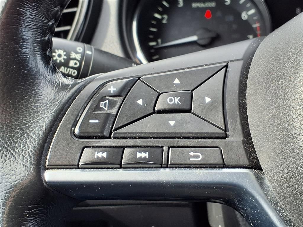 Used 2019 Nissan Rogue SV image 30