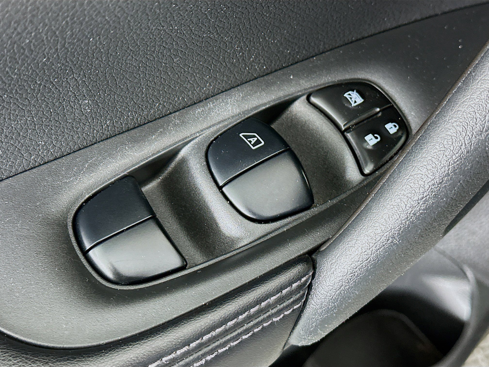 Used 2020 Nissan Rogue SV w/ Premium Package image 15