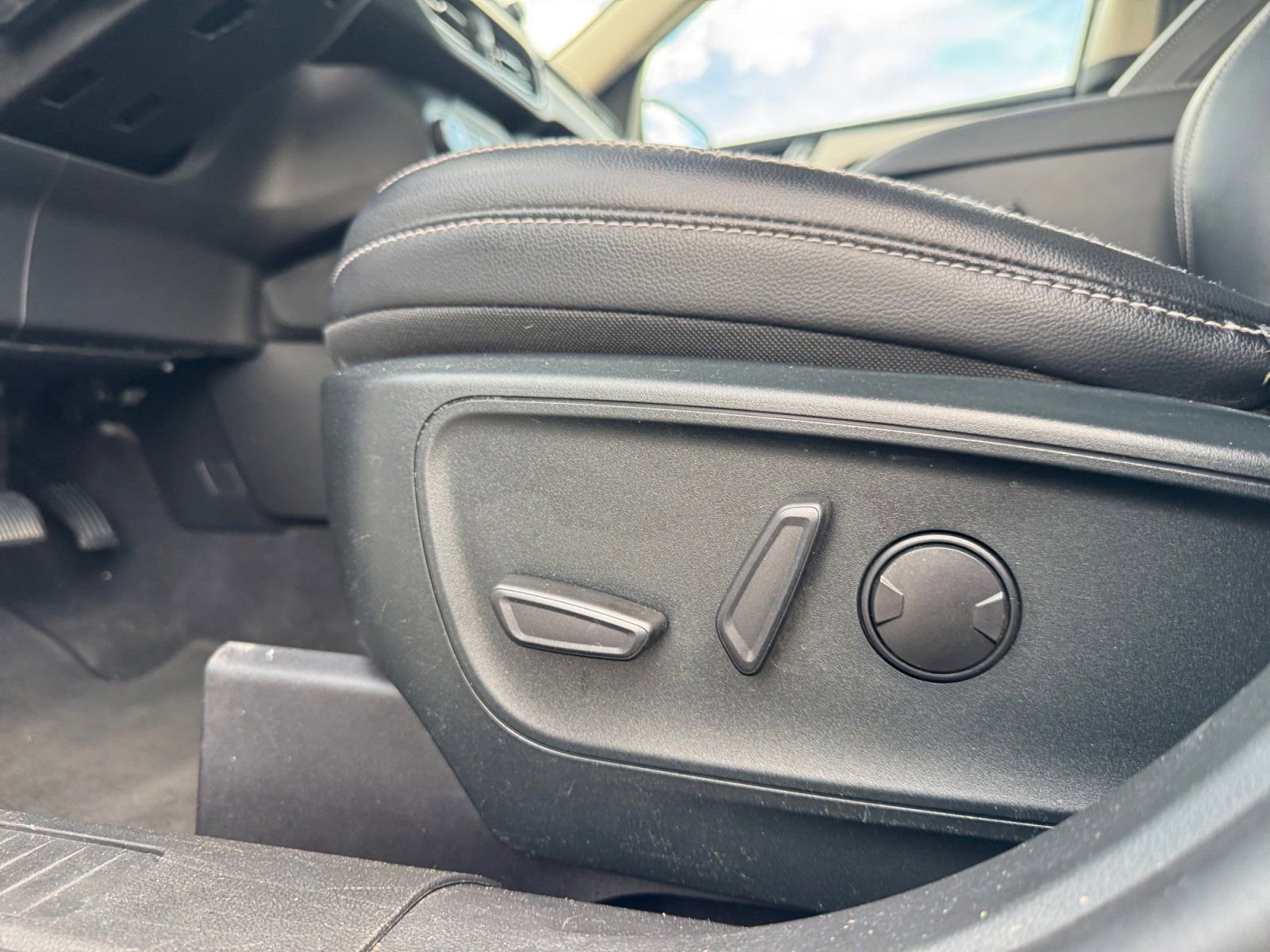 Certified 2020 Ford Escape SE Sport FWD image 18