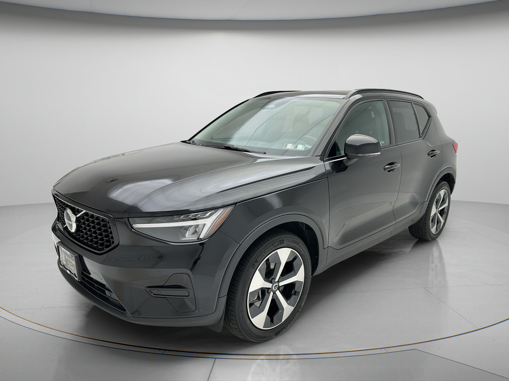 Used 2024 Volvo XC40 B5 Core AWD/4WD image 3