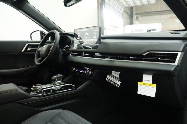 New 2026 Mitsubishi Outlander LE FWD image 16