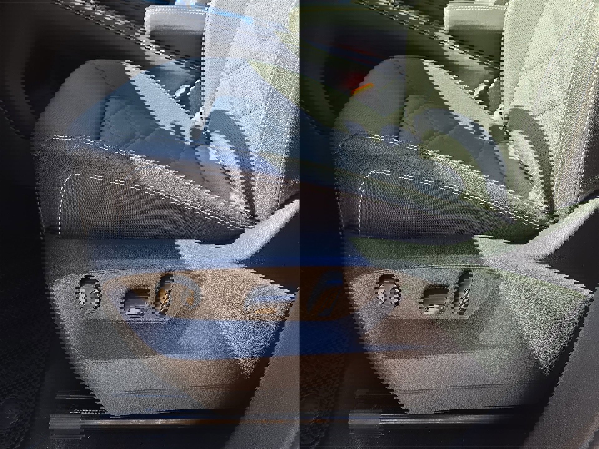 Used 2025 Volkswagen Atlas SE image 17