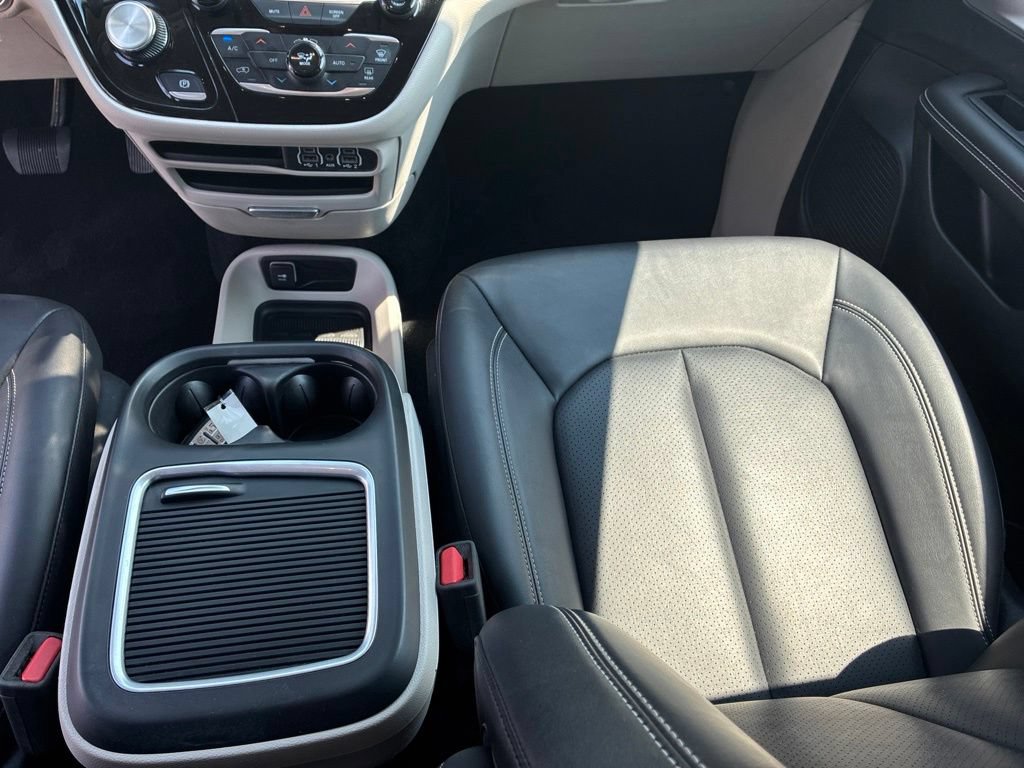 Used 2024 Chrysler Pacifica Touring-L FWD image 16