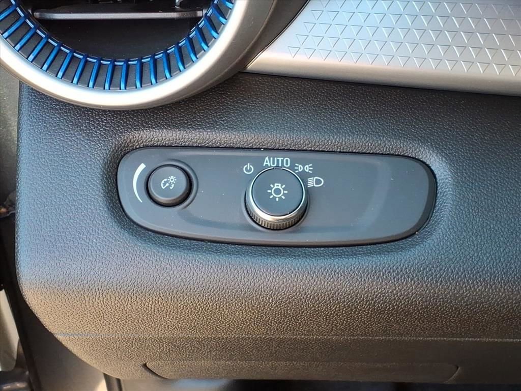 Used 2025 Chevrolet Trax LS w/ Driver Confidence Package FWD image 11