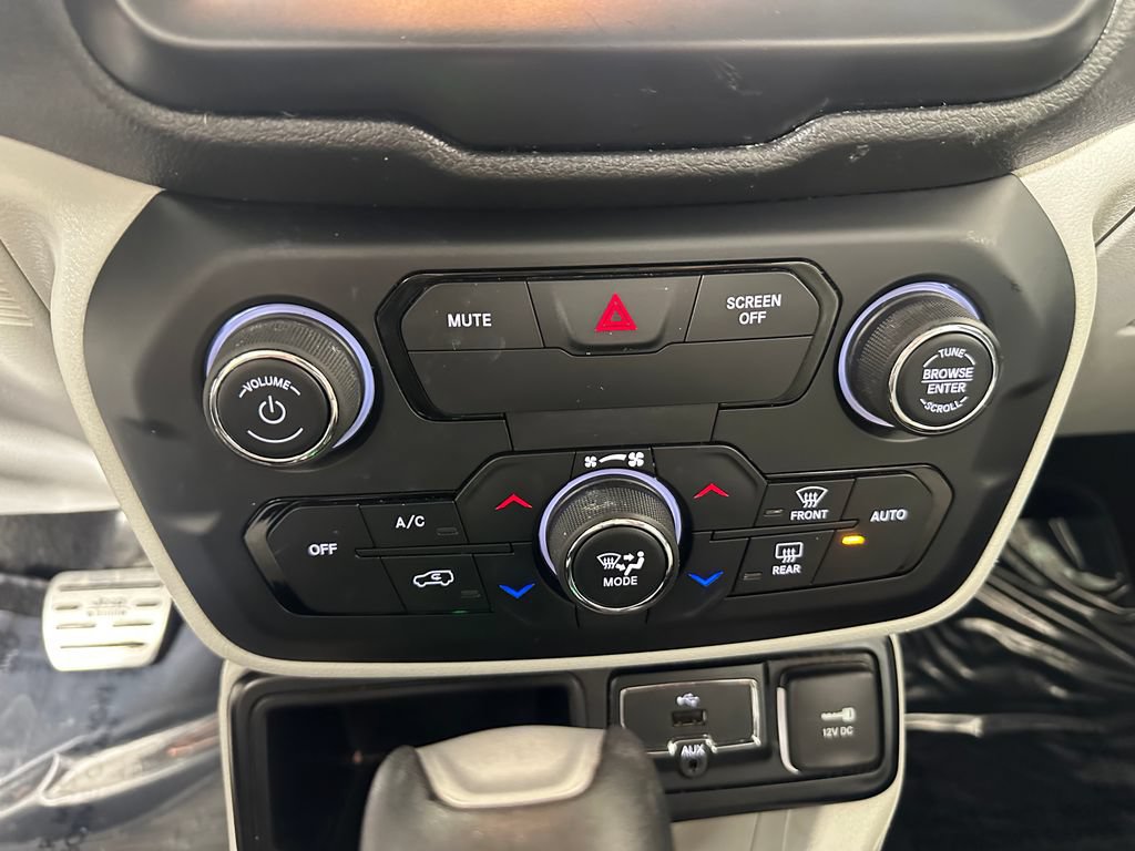 Used 2019 Jeep Renegade Latitude w/ UConnect 8.4 Nav Group FWD image 31