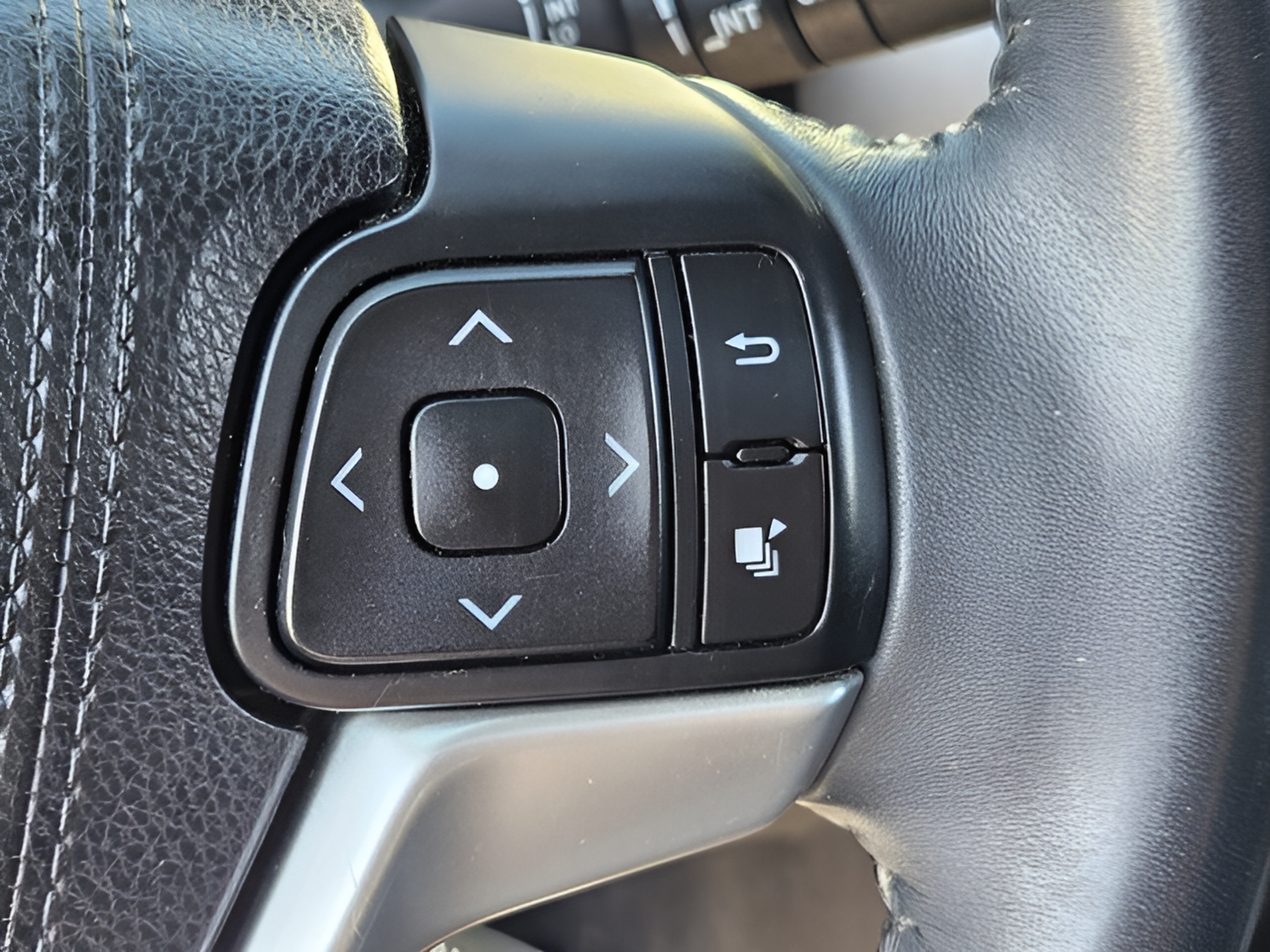 Used 2016 Toyota Highlander XLE AWD/4WD image 25