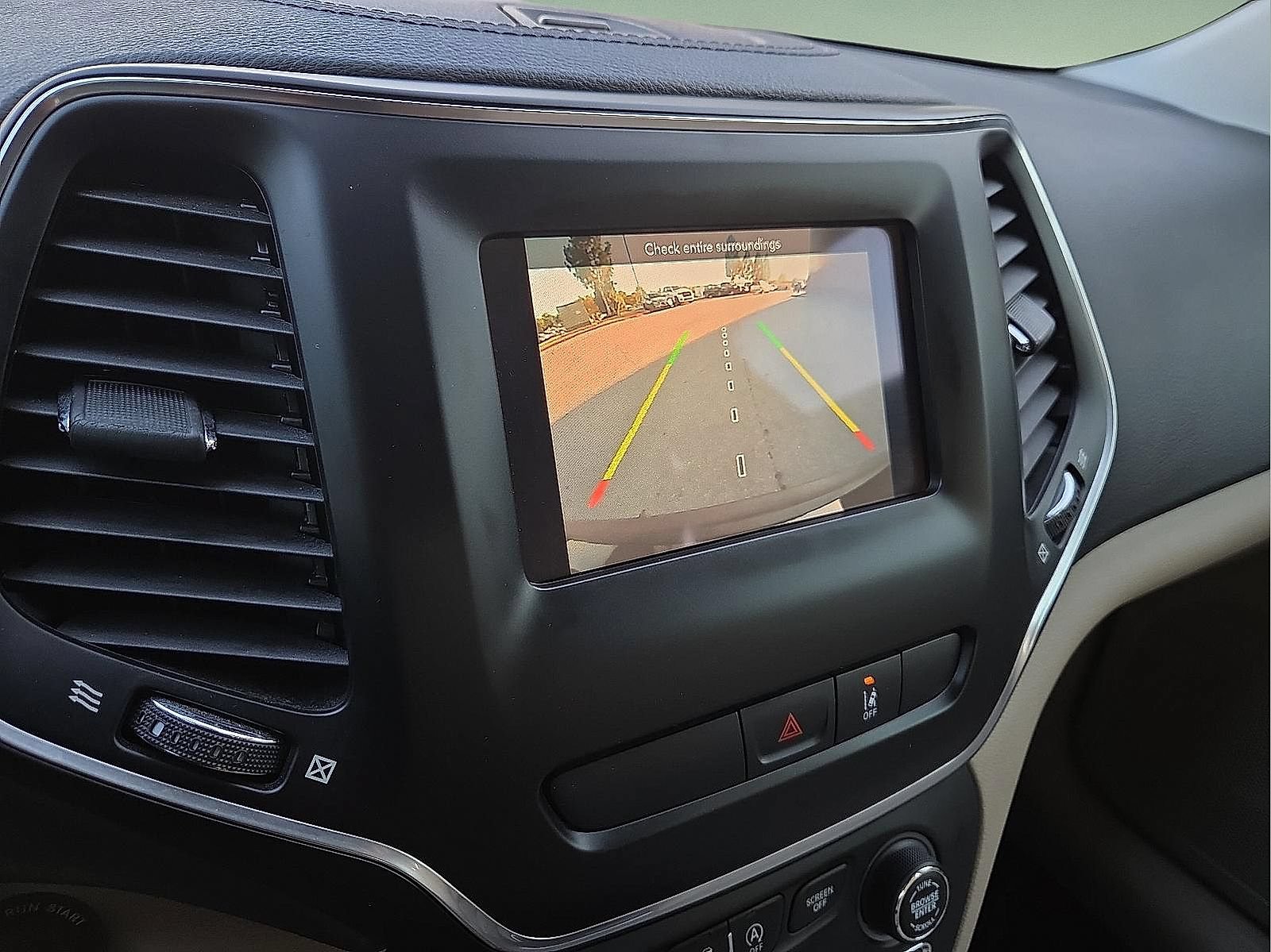 Used 2021 Jeep Cherokee Latitude w/ Mopar Interior Package FWD image 17