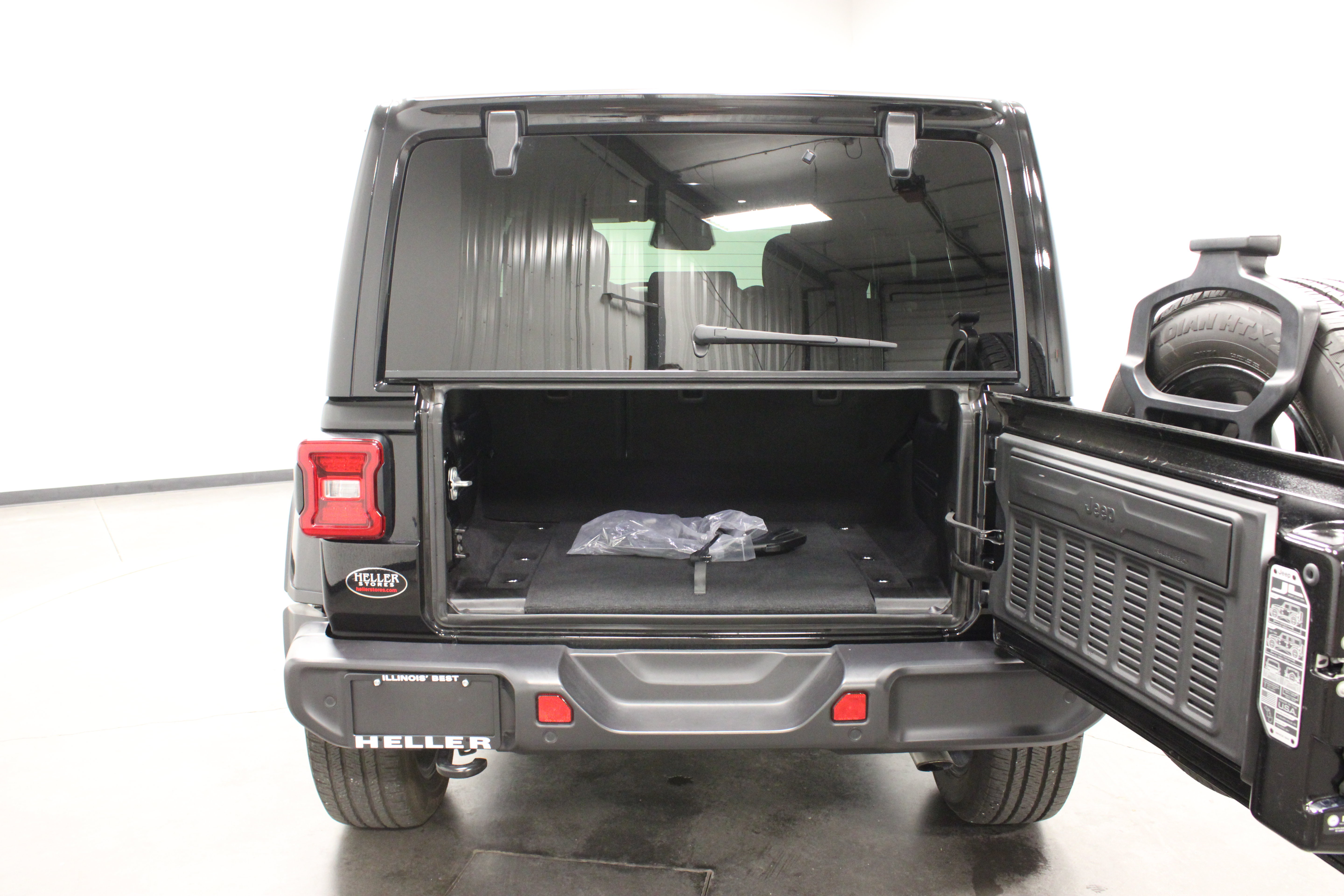 Used 2025 Jeep Wrangler Unlimited Sahara w/ Safety Group AWD/4WD image 13