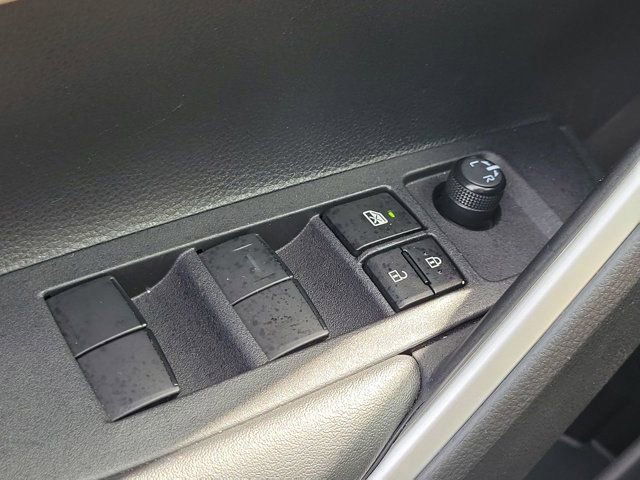 Used 2025 Toyota Corolla Cross LE image 29