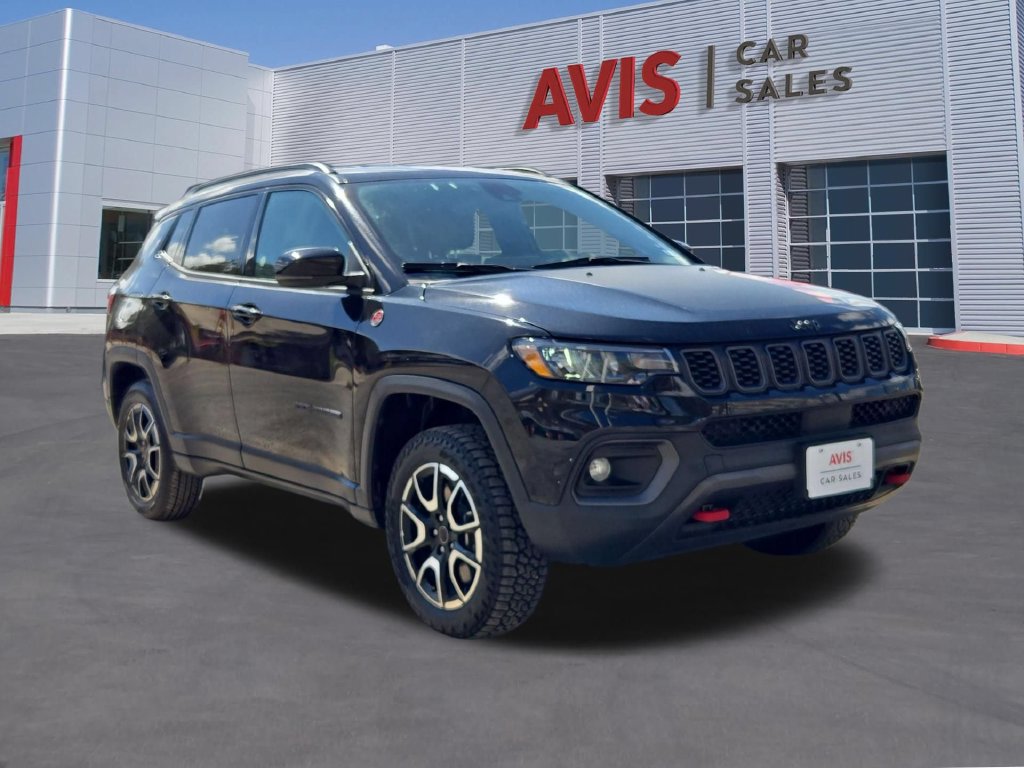 Used 2025 Jeep Compass Trailhawk AWD/4WD image 3