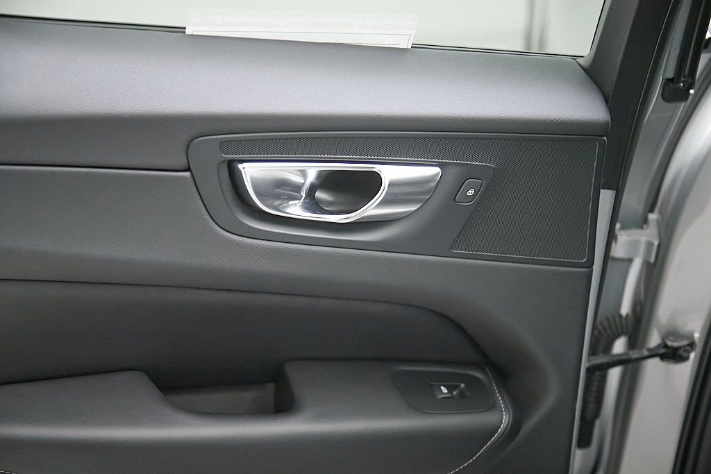 Used 2023 Volvo XC60 B6 Ultimate w/ Protection Package Premier image 19