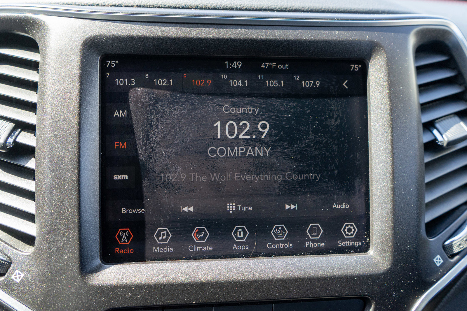 Used 2019 Jeep Cherokee Trailhawk w/ Cold Weather Group image 16