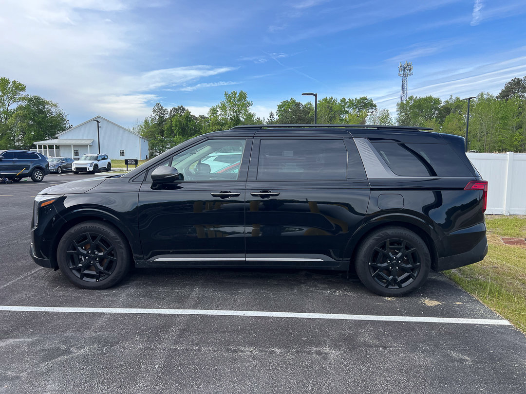 Used 2026 Kia Carnival SX w/ SX Dark Edition Package FWD image 2