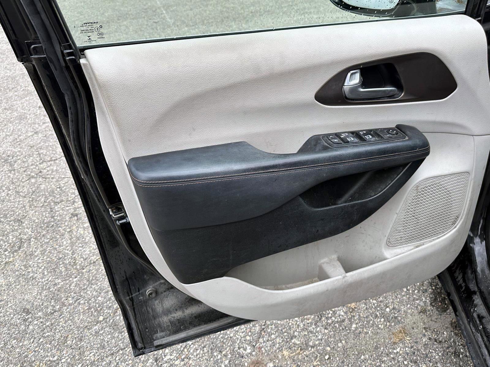 Used 2018 Chrysler Pacifica Touring-L Plus w/ Tire & Wheel Group image 14