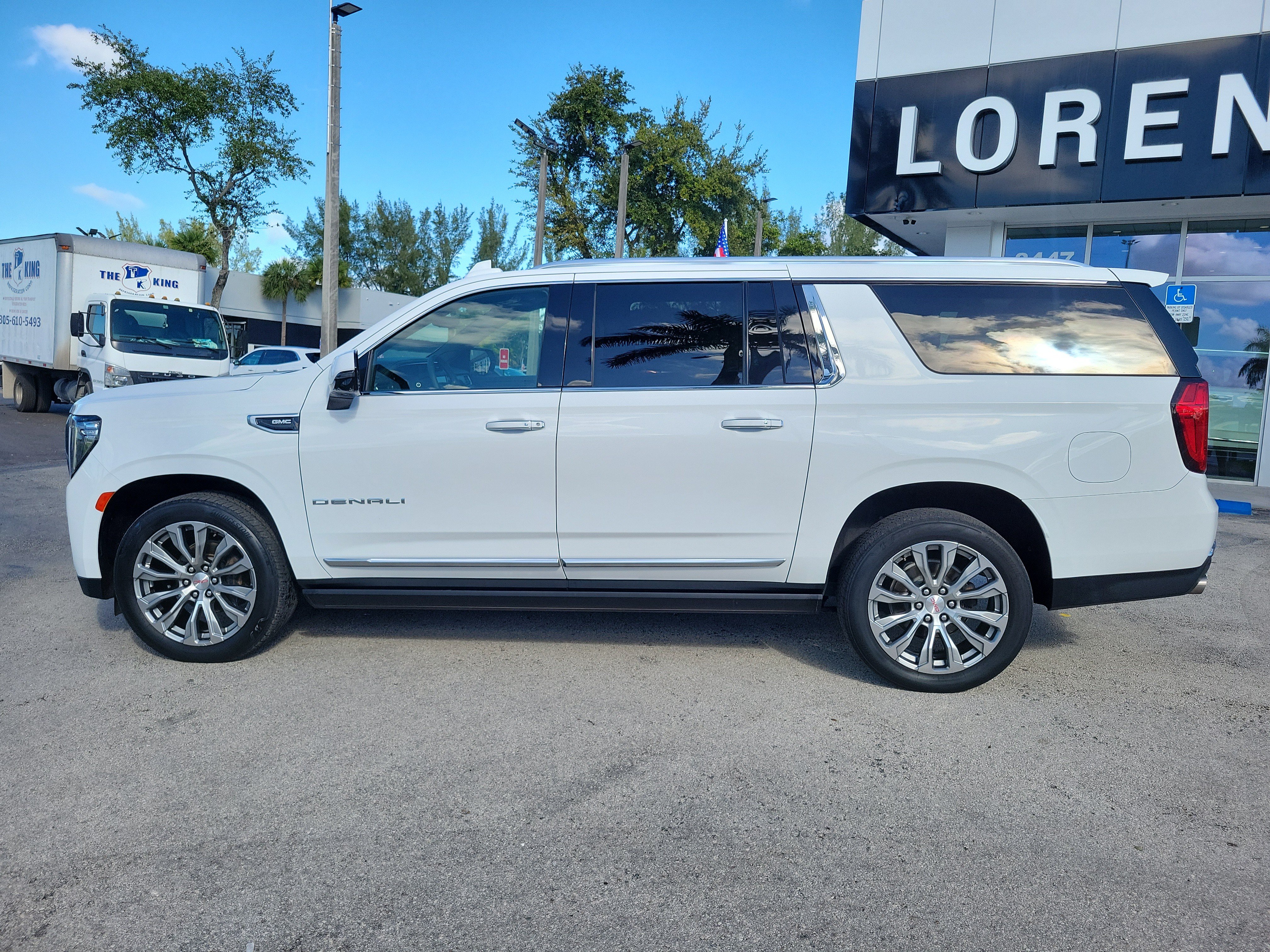 Used 2021 GMC Yukon XL Denali w/ Denali Premium Package RWD image 8