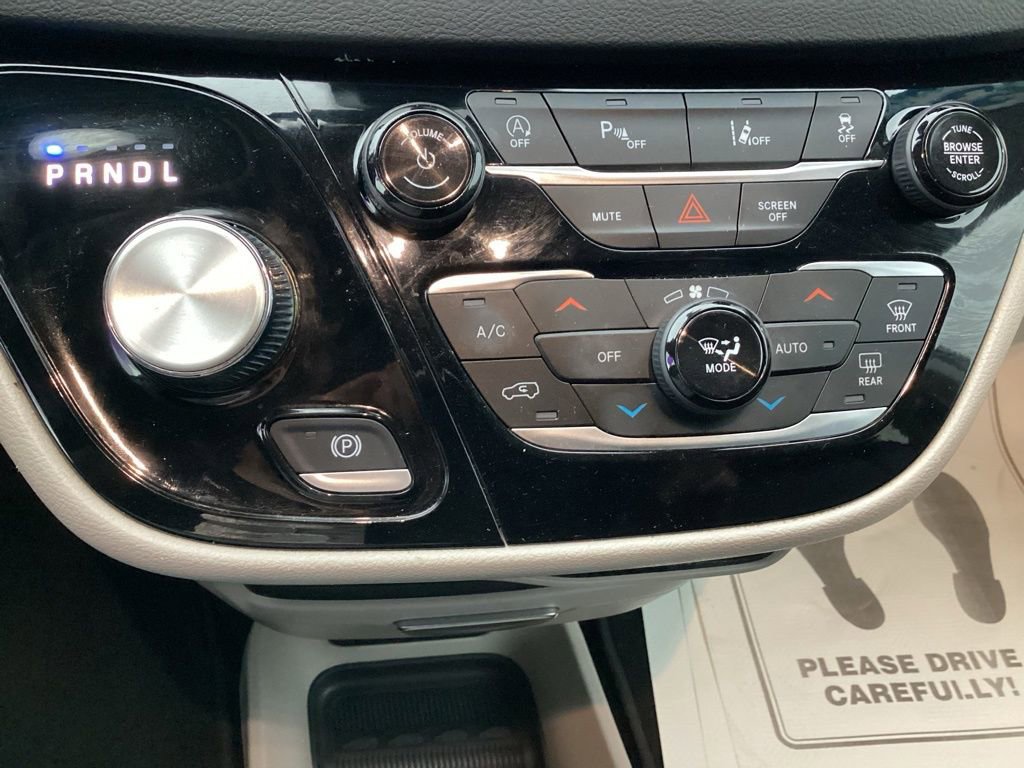 Used 2023 Chrysler Pacifica Touring-L image 25