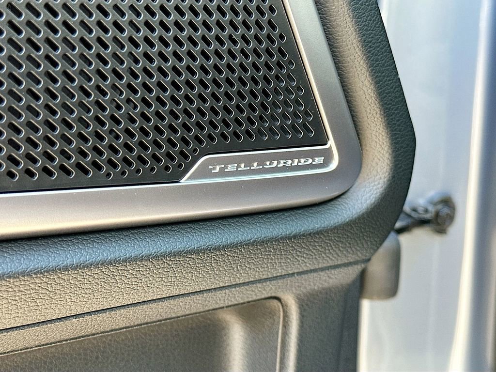 Used 2025 Kia Telluride EX w/ EX Captain's Chair Package image 19