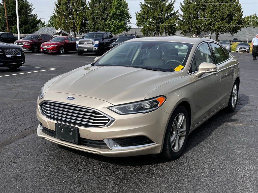 Used 2018 Ford Fusion SE w/ Fusion SE Technology Package FWD image 2