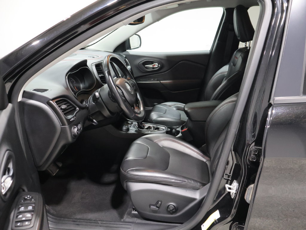 Used 2020 Jeep Cherokee Trailhawk w/ Cold Weather Group AWD/4WD image 9